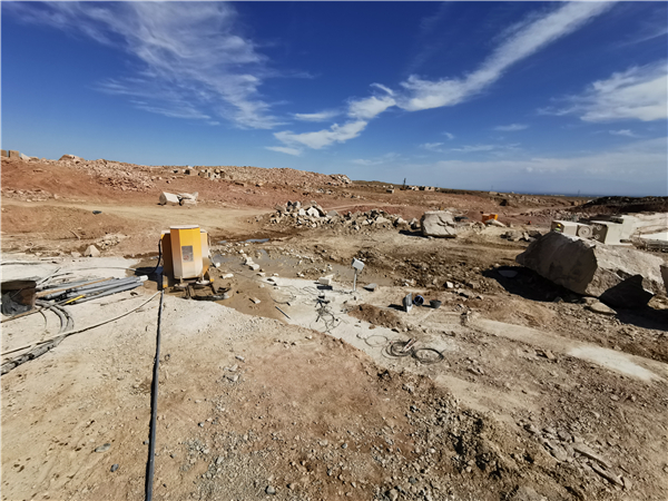 長(zhǎng)沙凱發(fā)超硬材料科技有限公司,長(zhǎng)沙礦山石材開(kāi)采設(shè)備銷售,長(zhǎng)沙金剛石繩鋸機(jī)銷售,金剛石串珠繩生產(chǎn)銷售，水平鉆機(jī)生產(chǎn)銷售